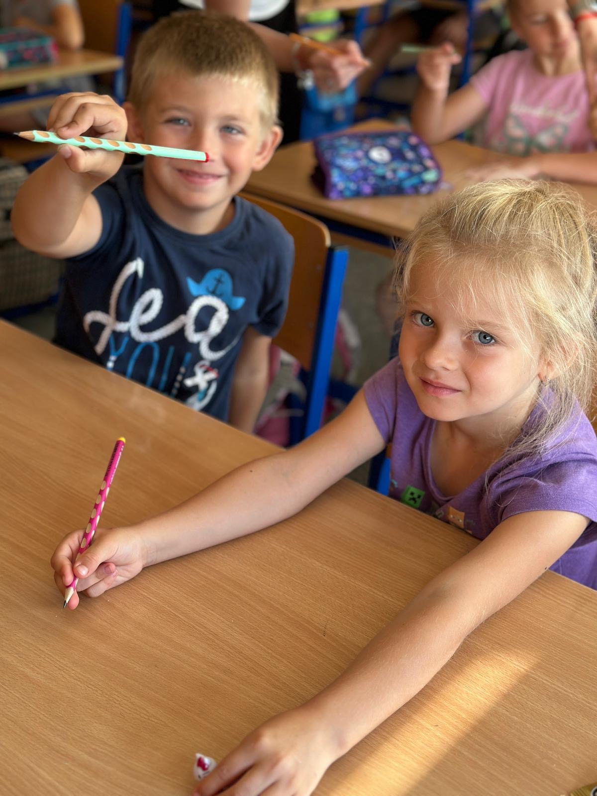 Prvňáčci a jejich první dny ve škole 🏫✏️